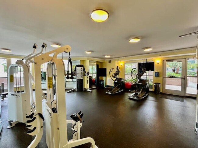 Building Photo - Rare luxury downtown condo w/parking, pool, hot tub and roof deck w/Bay Bridge Views!