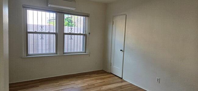 Building Photo - Downtown 2 bedroom apartment in triplex