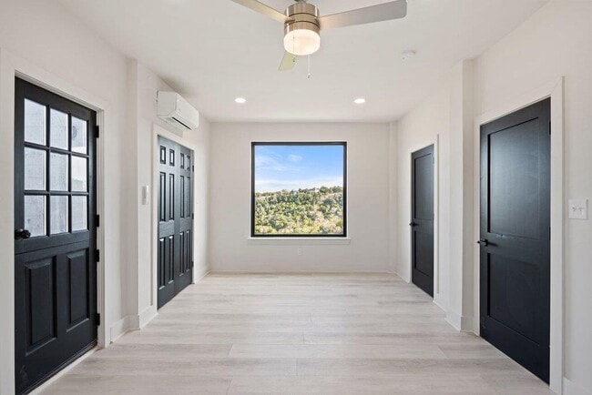 Building Photo - 8610 Grandview Dr