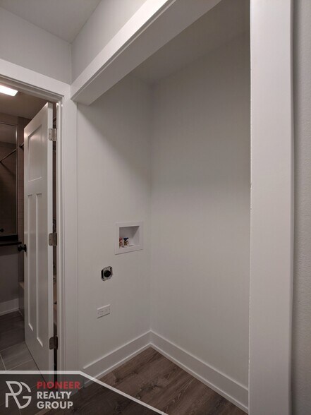 Building Photo - 546 W Surf St