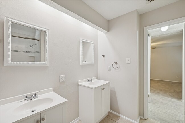 Building Photo - 8610 Lake Crystal Dr