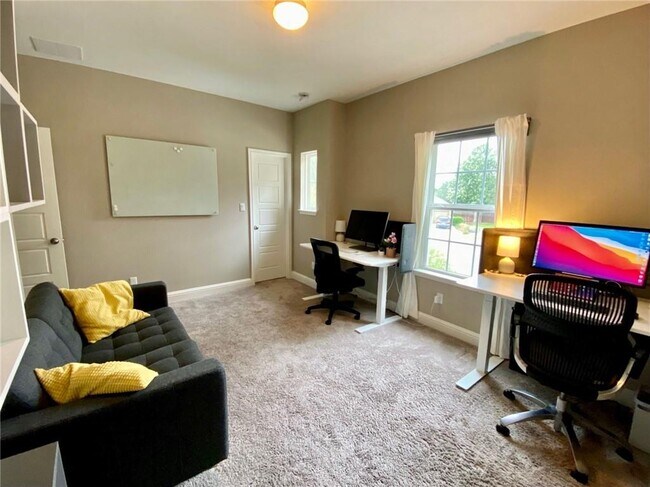 Building Photo - 402 Parkwest Cove