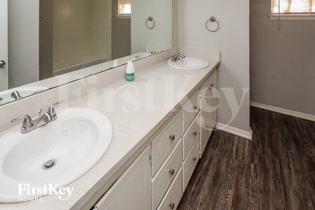 Building Photo - 417 Lakeside Dr