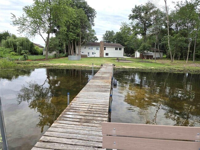 Building Photo - 3311 Interlachen Dr NE