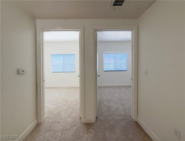 Building Photo - 3400 Cabana Dr