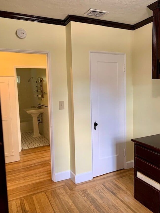 Building Photo - Adorable Three Bedroom, One-story Home in ...
