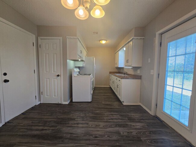 Building Photo - 3 Bedroom 2 Bath home in Shawnee!