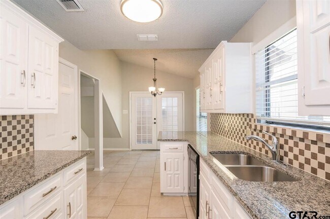 Building Photo - 5825 Hollytree Dr