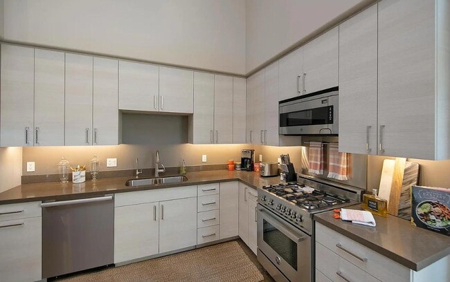 Building Photo - "Charming 1-Bed Retreat with Hardwood Eleg...