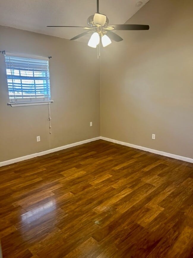 Building Photo - AVAILABLE NOW! *PET FRIENDLY*