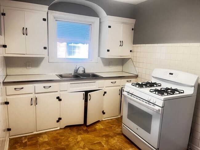 Building Photo - Spacious 3-Bedroom Home for Rent – Comfort...