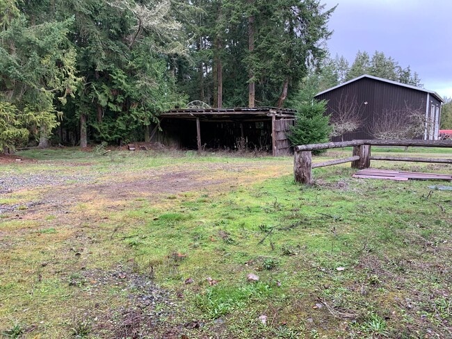 Building Photo - **Daisey King **