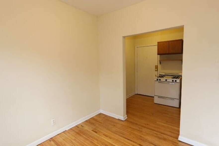Building Photo - 644 W Barry Ave