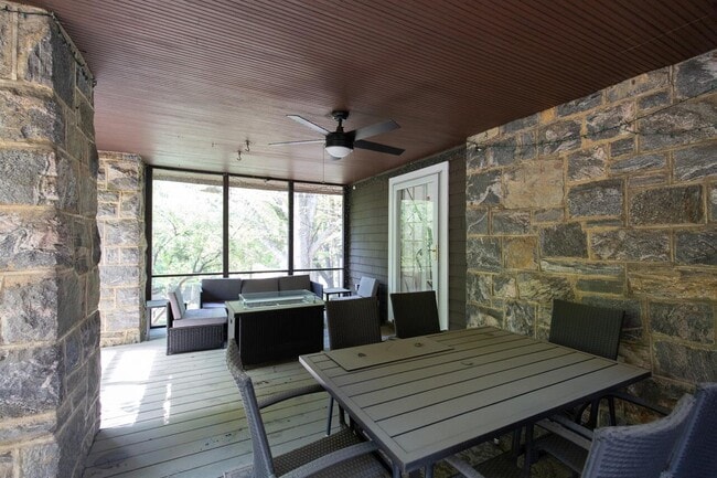 Building Photo - 557 Martling Ave