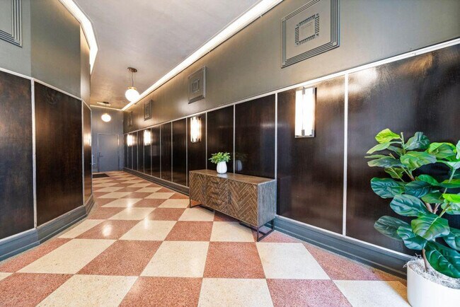 Building Photo - 505 E Travis St