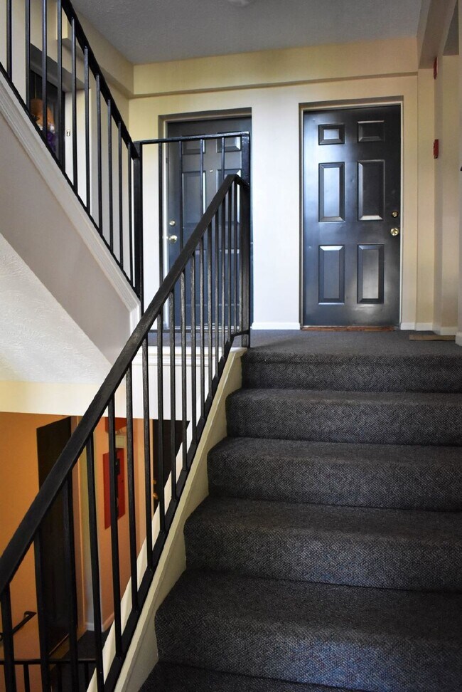 Building Photo - 2 BR, 2 BA Pemberton Oaks Condo