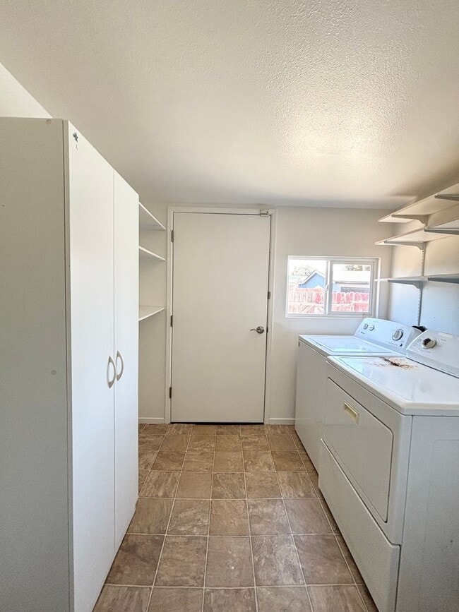 Building Photo - Lovely 3 Bedroom Home in Established Neigh...