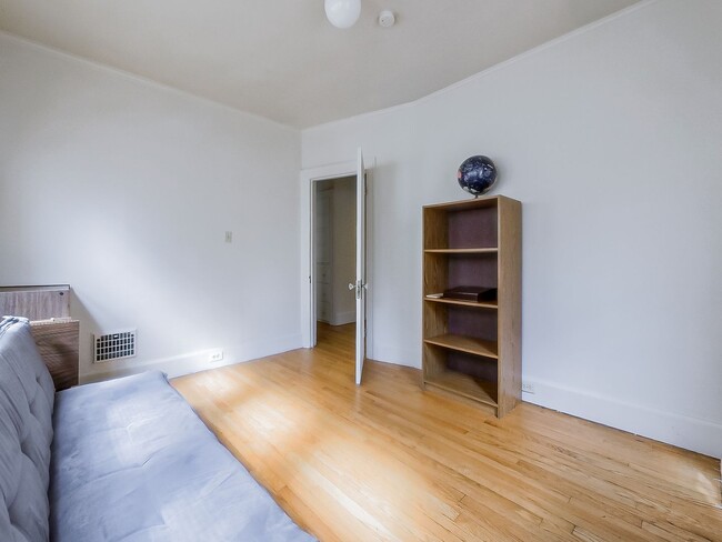 Building Photo - Welcome to this charming 2 bedroom, 1 bath...