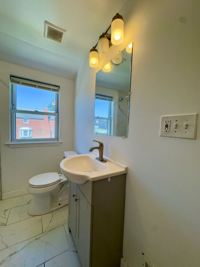 Building Photo - Charming 3 Bedroom/2 Bathroom Townhome in Loch Raven, MD!