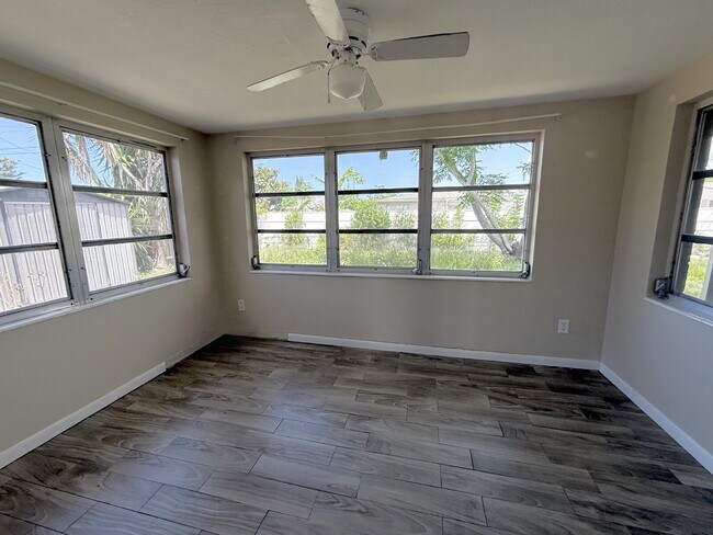 Building Photo - Charming 2-Bedroom Retreat with Additional Living Space in Holiday, FL!