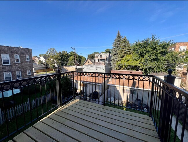 Building Photo - 2449 N Maplewood Ave