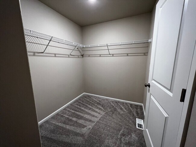 Building Photo - 4 Bed DuPont Townhome for Rent