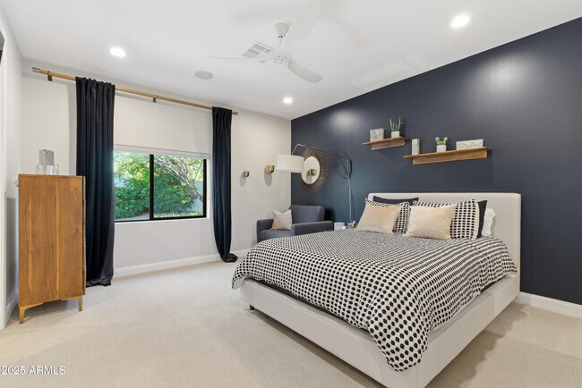 Building Photo - 4601 N Royal View Dr