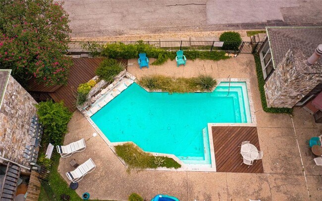 Building Photo - 6903 Deatonhill Dr
