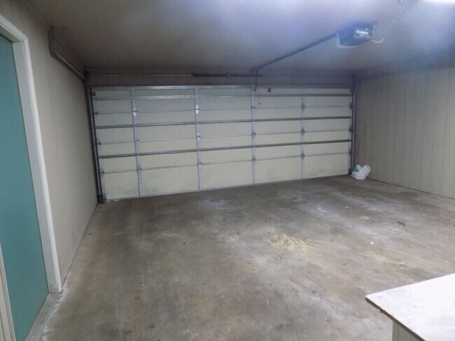 Building Photo - Spacious Three Bedroom, One & half Bathroo...