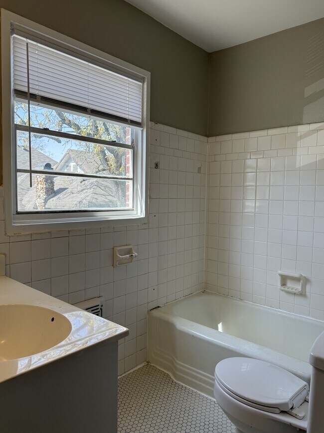 Building Photo - 127 Crestview Dr