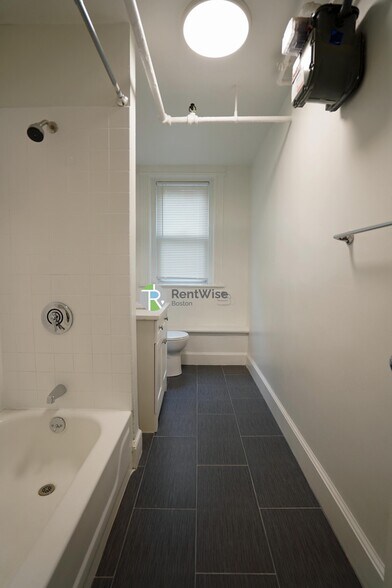 Building Photo - 6 Camelot Ct