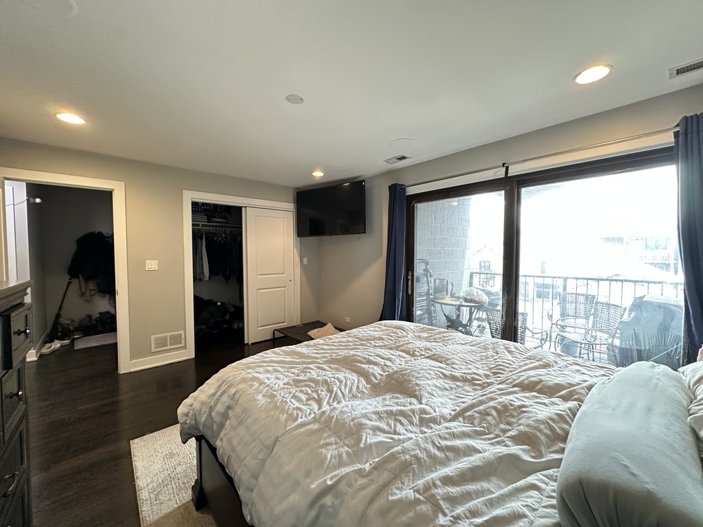 Building Photo - 917 N Damen Ave