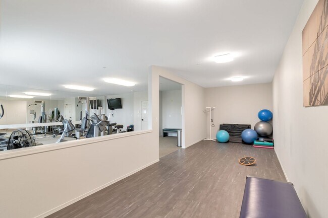 Building Photo - Amazing West Seattle 2 bedroom 2 bath W/S/...