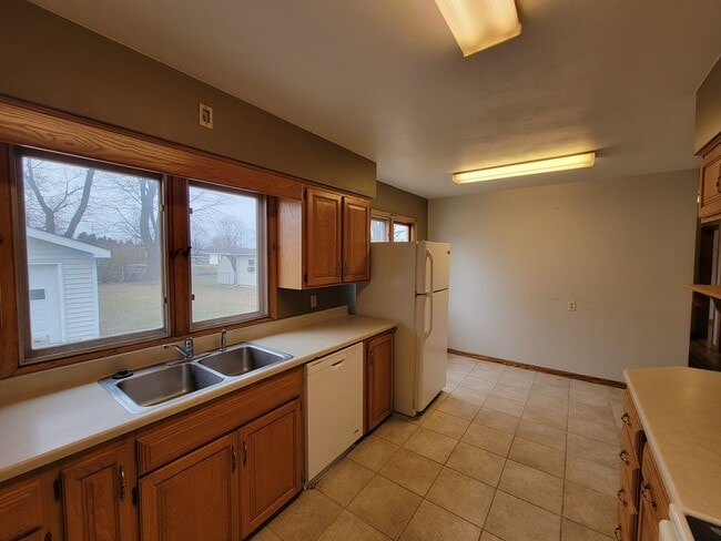 Building Photo - 4 Bed 2 Bath house for Rent!