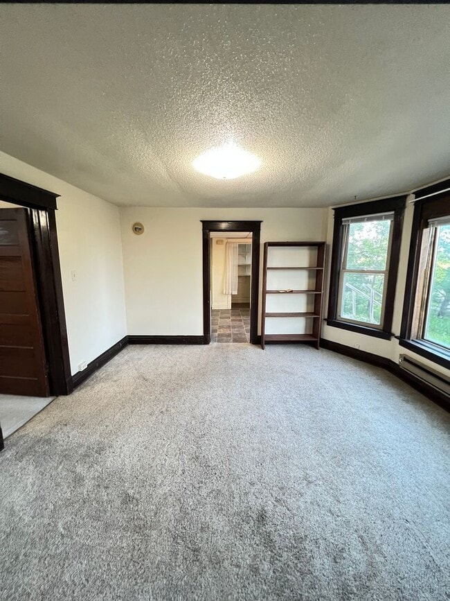 Building Photo - 910 N 22nd Ave W