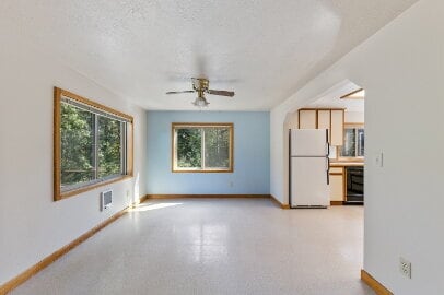 Building Photo - Spacious home with outbuilding