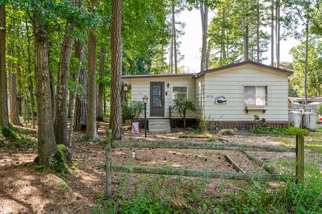 Building Photo - 34490 Virginia Dr