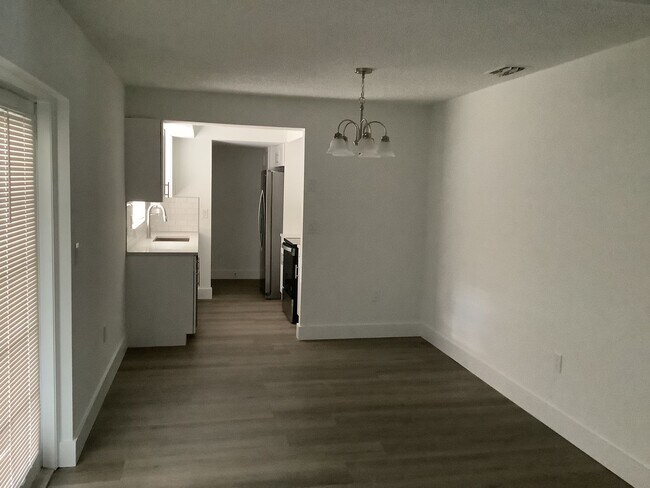 Building Photo - Three Bedroom Two Bath!