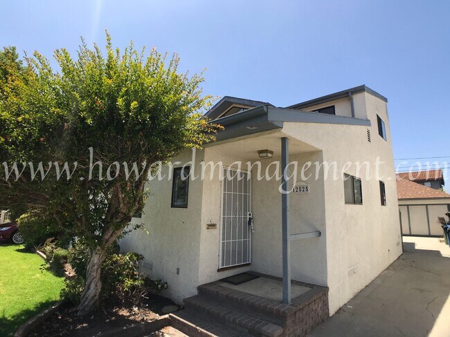 Building Photo - Two story home with newer central A/C in the Mar Vista Hills. Large kitchen, family room, and lar...