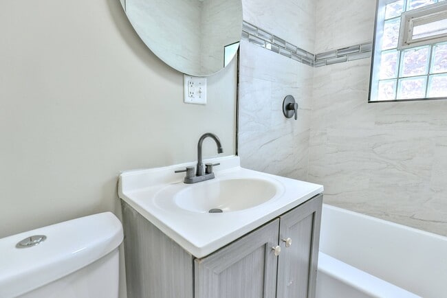 Building Photo - Cozy Home