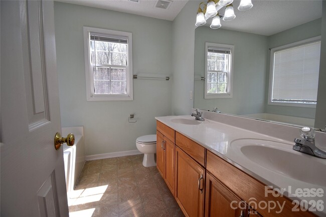 Building Photo - 614 Meadowbrook Dr