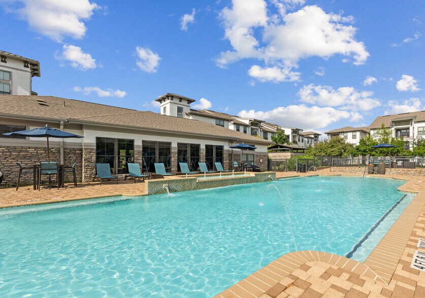 Building Photo - Kingsland West