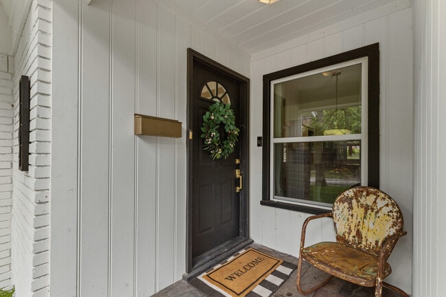 Building Photo - 1404 Bluebonnet Trail