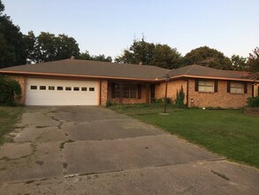 Building Photo - 621 Mink Dr
