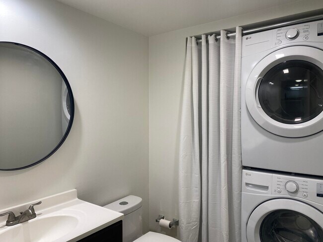 Building Photo - 1607 16th Ln