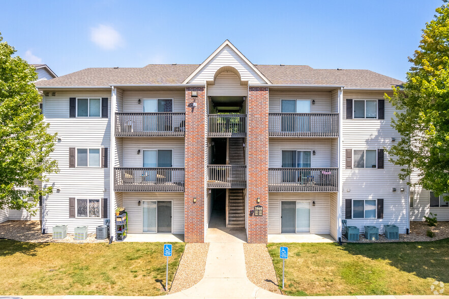 Primary Photo - Pineview Place Apartments