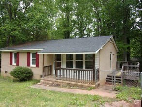 Building Photo - 3 Bedroom 2 Bath Home in York