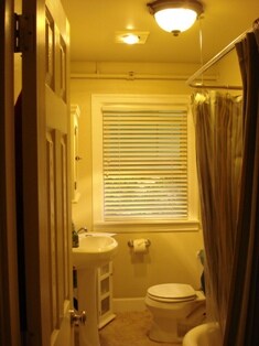 Bathroom - 701 NE 28th Ave