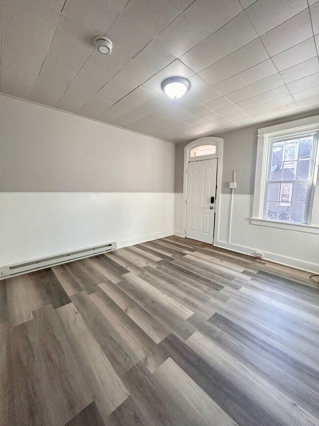 Building Photo - 539 1/2 Green St – 3 Bed, 1 Bath Home in L...