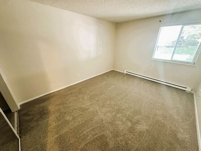 Building Photo - 2 bed 1 bath 2nd floor condo for rent. No ...